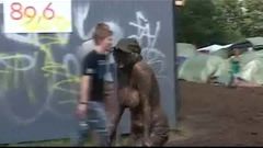 Топлесс датскую девушку покрыли грязью на фестивале Roskilde