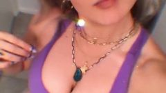 Joanna '' jojo '' leveque decote em top roxo, selfie