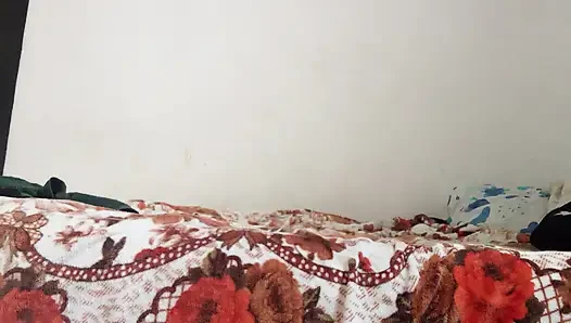 Azgın Hintli orta yaşlı seksi kadın anal ve gırtlağına kadar alıyor