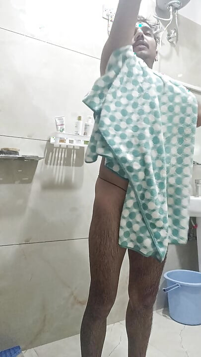 भारतीय देसी आदमी शॉवर और सेक्स का मजा लेता है
