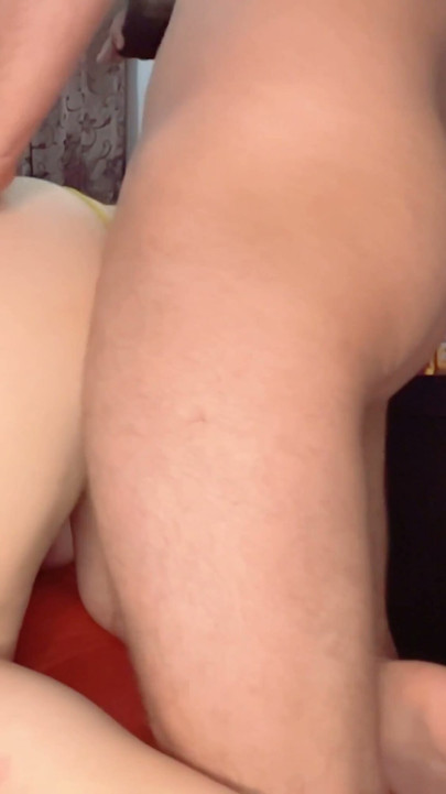 Sex în poziția capră cu o matură sexy latino cu fundul mare, secretară mexicană pe canapeaua ei la serviciu | Clip 2
