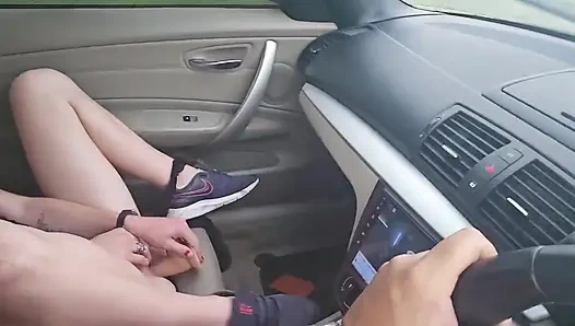 Sevimli sarışın dildo uber sürücüsü izlemek zorundayken amını sikiyor