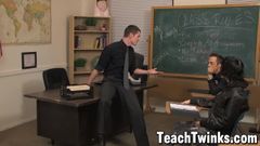 Emo-Twink Tyler Bolt in der Schule von nate Kennedy anal gefickt