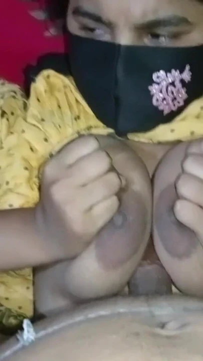 "मैंने अपनी पत्नी के स्तनों को चोदा" से रोमांचक क्षण। और उसके स्तनों को चोदने के बाद, मैंने उसके स्तनों पर वीर्य डाला ।