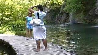 Deslumbrantes lésbicas alemãs agradando suas xoxotas na praia