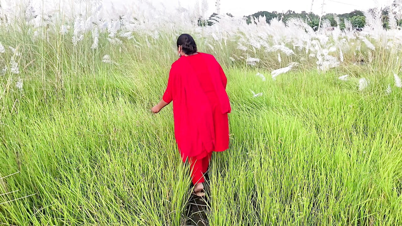 A beautiful local girlfriend, with large and attractive buttocks, enters the forest to satisfy her boyfriend's sexual desires.