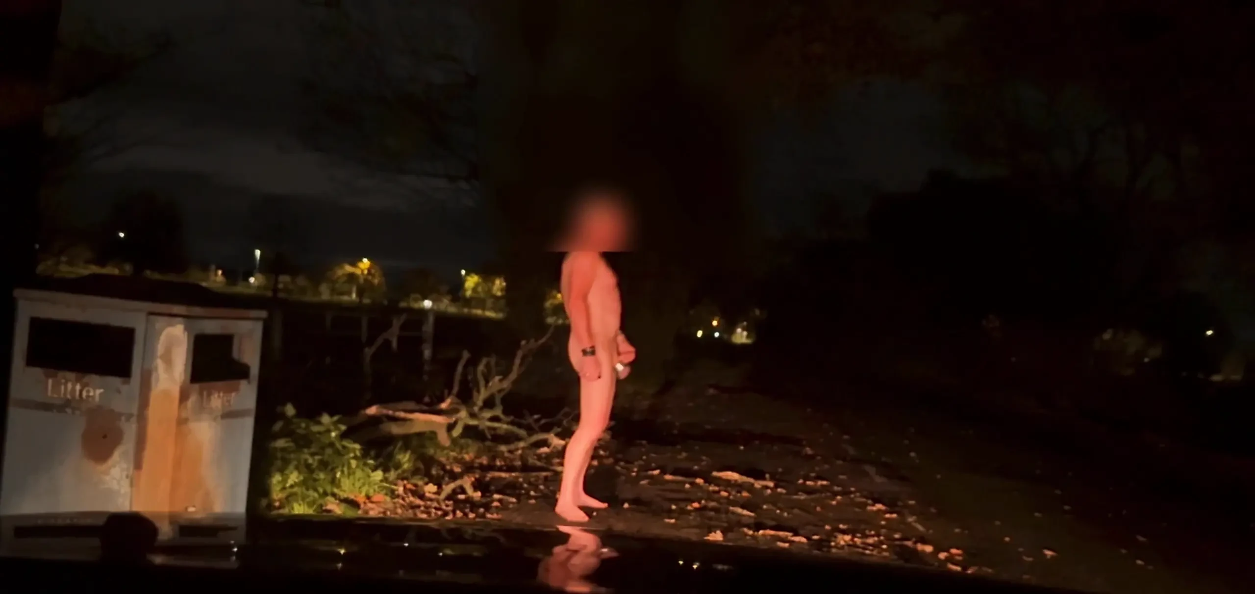 Ich ziehe mich aus, strumpf und wichsen am straßenrand