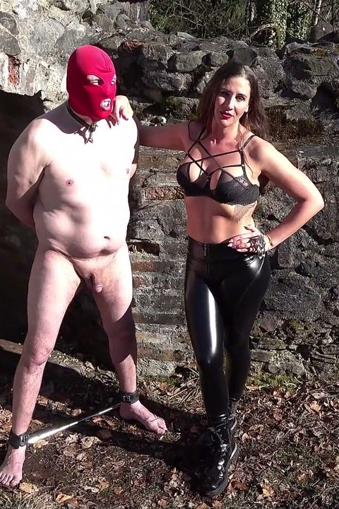 Ballbusting in Castle Ruins