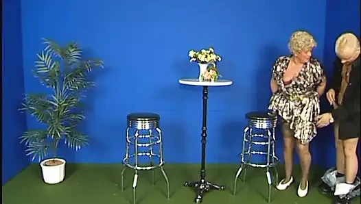 Olgun kaltak iki yarağa birden biniyor, tek tek