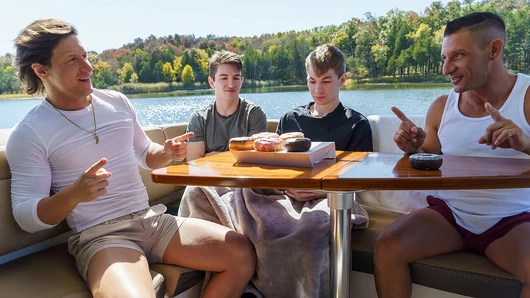 Les beau-pères Jax Thirio et Dalton Riley baisent leur beau-fils sur un bateau - Familydick