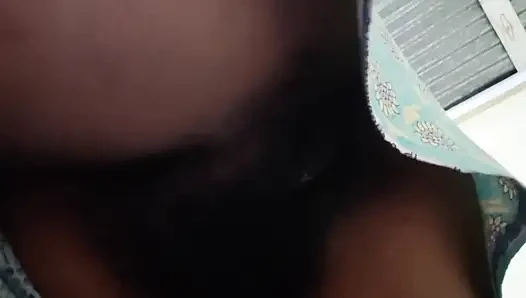 Bana büyük amını göstermek ve mastürbasyon yapmak için, güzel üvey anne iç çamaşırını iki kez çıkarıyor