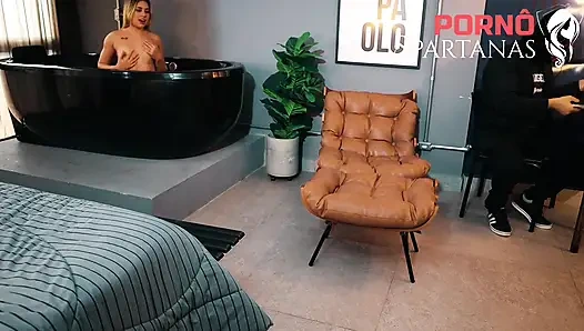 Cewek hot rambut pirang ini balas dendam sama bandit