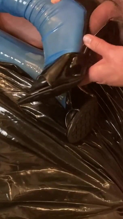 Moment uimitor de la "Ciorapi albaștri din latex și sari negri ejaculează"