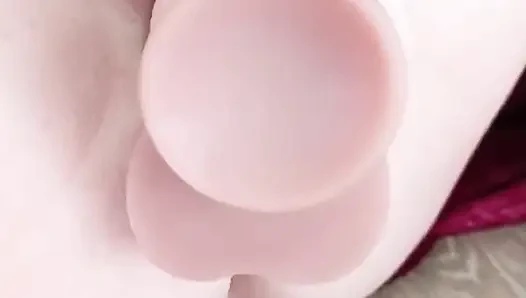 Sıkı amcık kremsi bir finişle dildoya biniyor