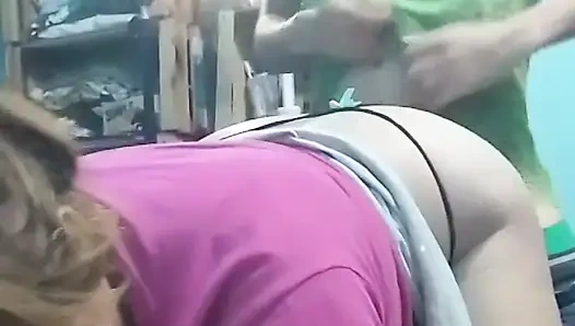 Aku nyepong kontolnya, aku ngentot gaya doggy sambil ngecrot pakai hp