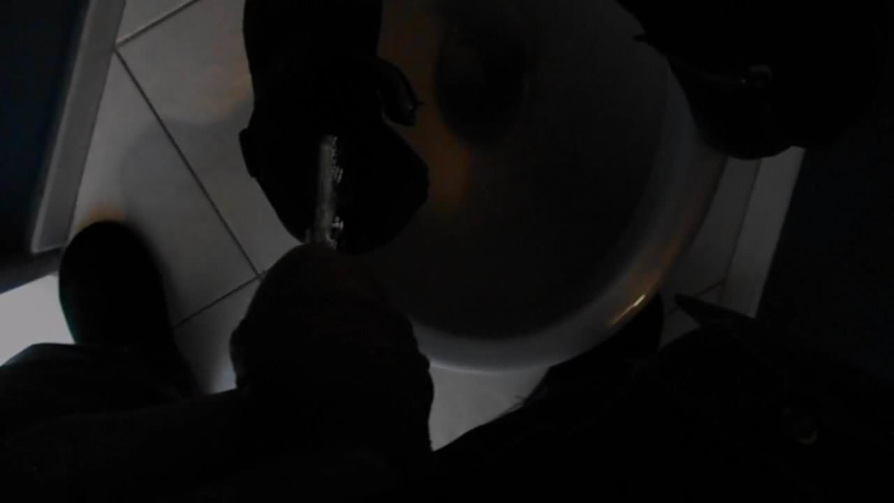 je pisse dans ses bottines