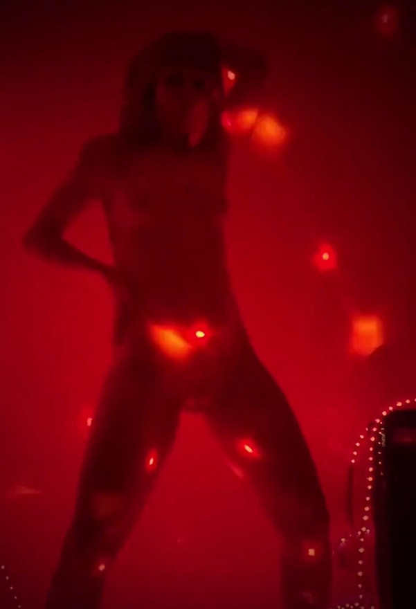 Sé que la calidad no es la mejor, pero este baile, esta música y estas luces son tan calientes!
