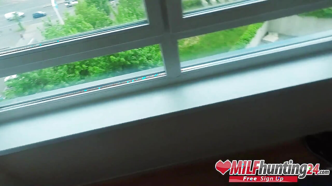 거친 고딕 밀프를 사냥하고 섹스 플랫에서 그녀를 따먹는 밀프 헌터