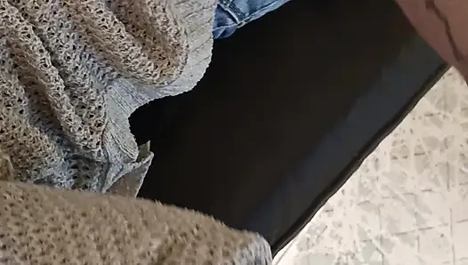 Массаж задницы и трах киски пальцами в джинсах крупным планом