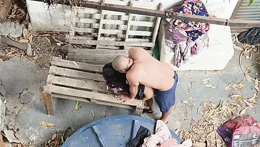 di halaman belakang sama lesbian kurus 100%anal