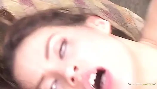 Jassie tangalarla azdırıyor ve sonra sert sikiş için kendini açıyor
