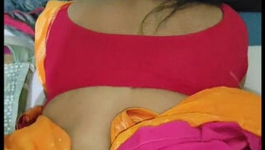 Laxmi, indische hausfrau, von schwiegerbruder in sari gefickt, während ehemann arbeiten wird