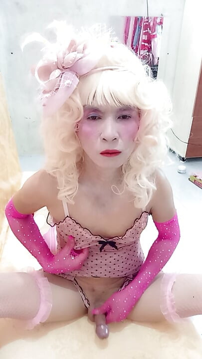 Oanh Le transgender seksi kıyafetler giymiş, anal ve mutlu bir şekilde zirveye kadar oynamaktadır