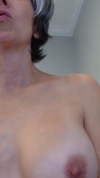 Selamat Bersyukur Jiran GILF - Hadiah Yang Tidak Sesuai E17 - MILF Stella Video Penuh | Klip 2