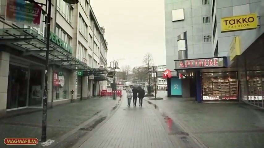 Conny misli da ima to izvesno, a onda dođe njen muž!