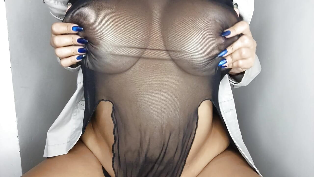 สาวร่านสุดฮอตยัดมือเข้าไปในหีน้ํานมและน้ําแตกหลายครั้ง