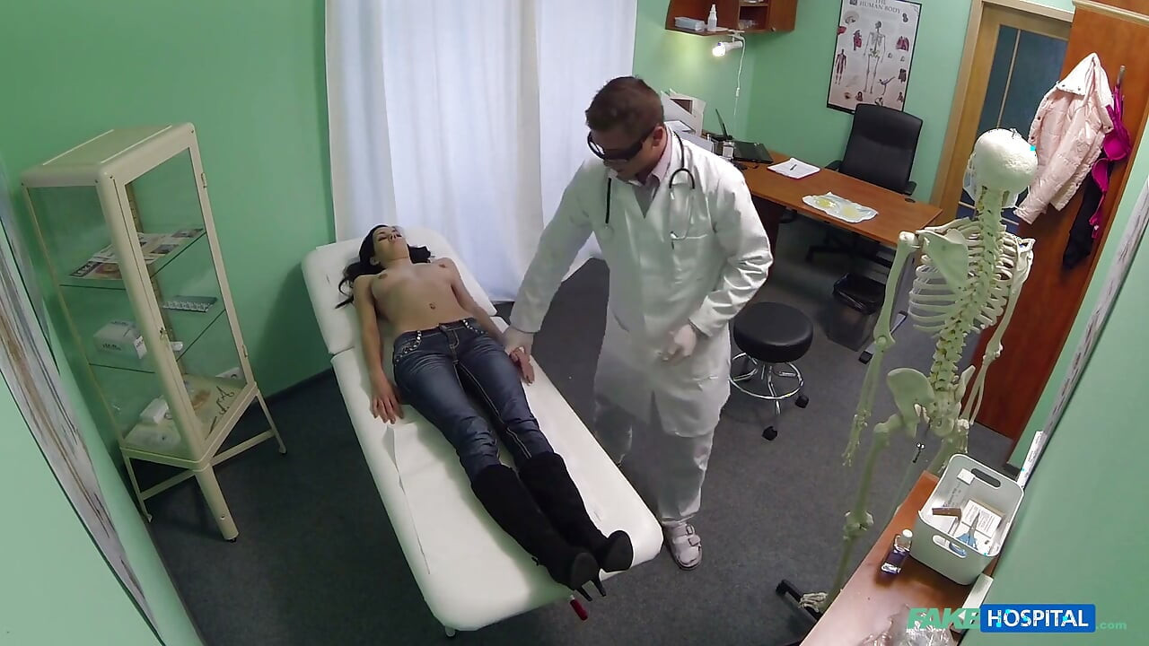 Fake hospital : la traviesa Elis recibe un examen de chorros del médico antes de una sesión de sexo duro salvaje