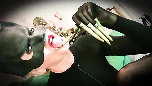 Батман заперли в сапогах кошки