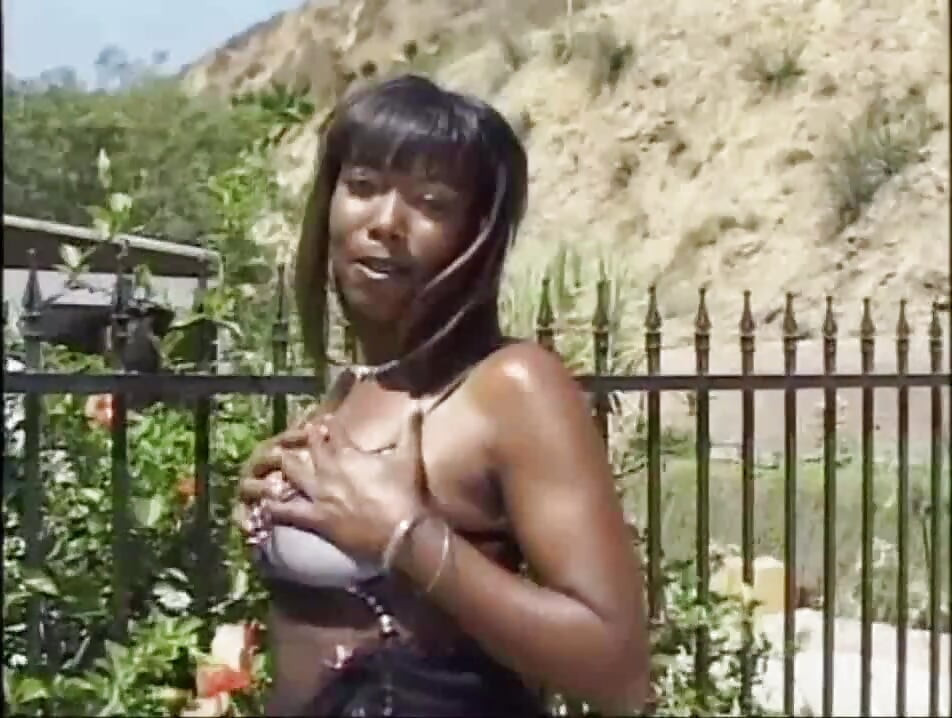 Schöne schwarze MILF fickte doggystyle und bespritzt von schwarzem monster-schwanz ins gesicht