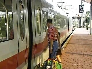 Une Allemande blonde au cul rond se fait arroser la chatte de sperme dans un train