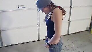 Une douce adolescente se doigte en solo dans un garage