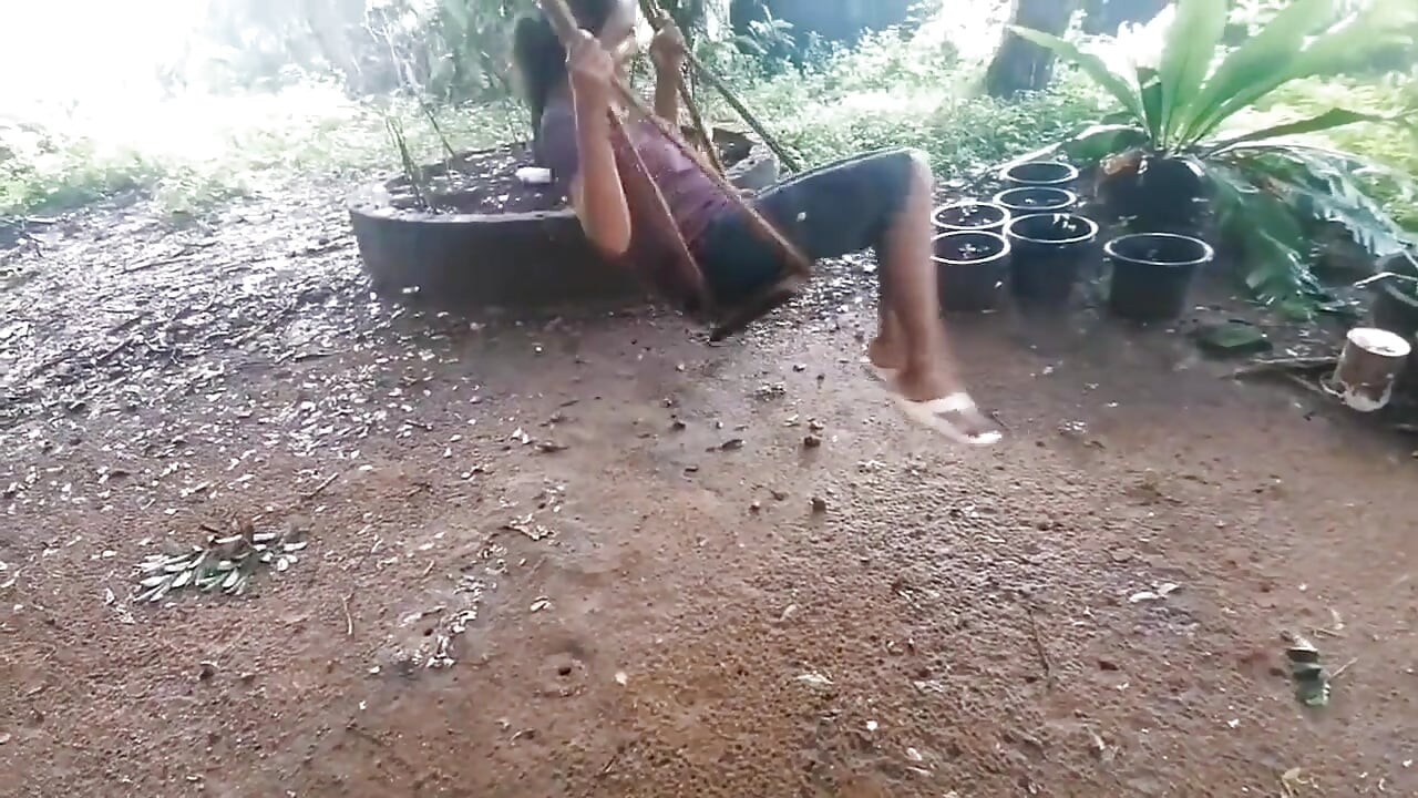 我在海滩上发现了这个性感工作的婴儿婊子