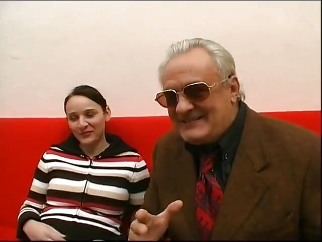 فتاتي تحب الكثير من الديوك والأسود