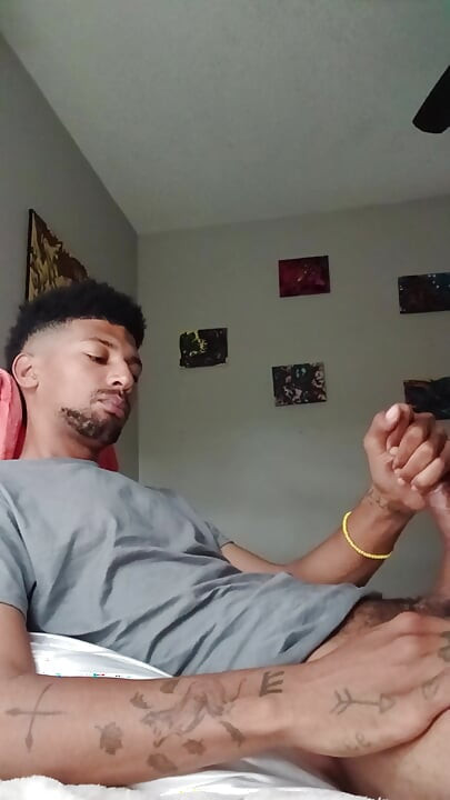 射精せずに長くて大きなチンコをしごく