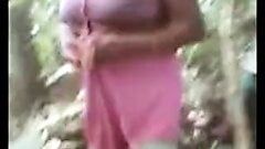 印度德西女友在森林里操她的男友9