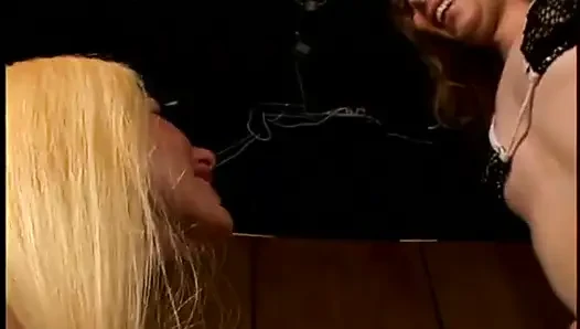 Cewek dewasa rambut pirang ini lagi asik fingering beceknya sampai orgasme intens