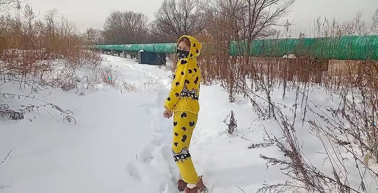 나는 잠옷을 입고 눈 속에서 산책을 갔고 옷을 벗다 ️