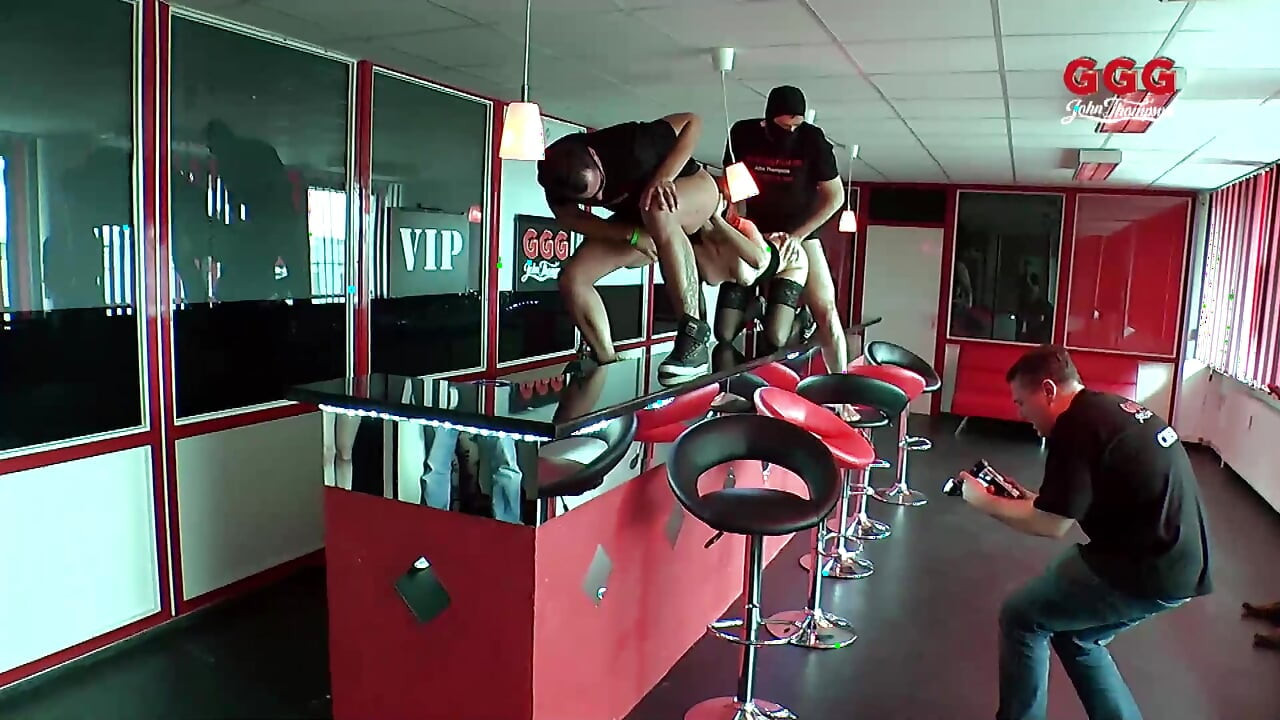 Ggg John Thompson-ホットなひよこが巨大なペニスをしゃぶり、濡れて顔射輪姦