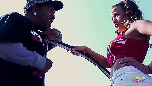 Kız zenci bir adam tarafından sikiliyor ve sert sikiliyor