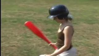 Pequena gatinha adolescente de 18 anos jogando bola macia