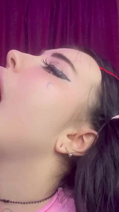 Momento da condividere da "Questo ENORME cazzo mi ha schizzata di sborra, un sacco di sperma sul mio viso e tette enormi"