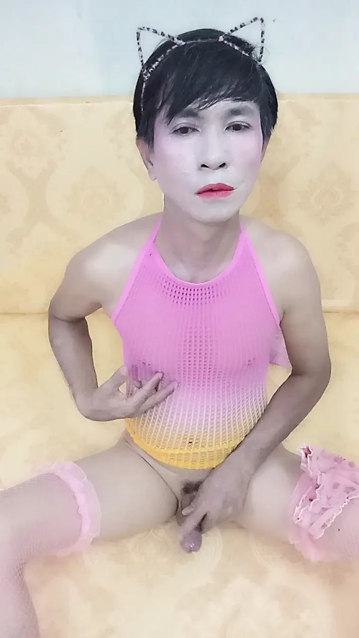 跨性别者Oanh Le穿着性感服装自慰，射精遍体