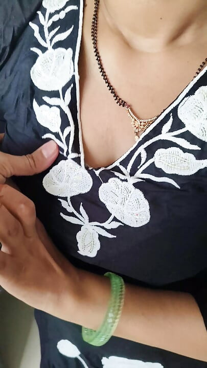 Pati ne apne patni ko romantic mood se chut ki chudai kiya aur chut ka maza liya . Indian desi village hindi viral sex videos