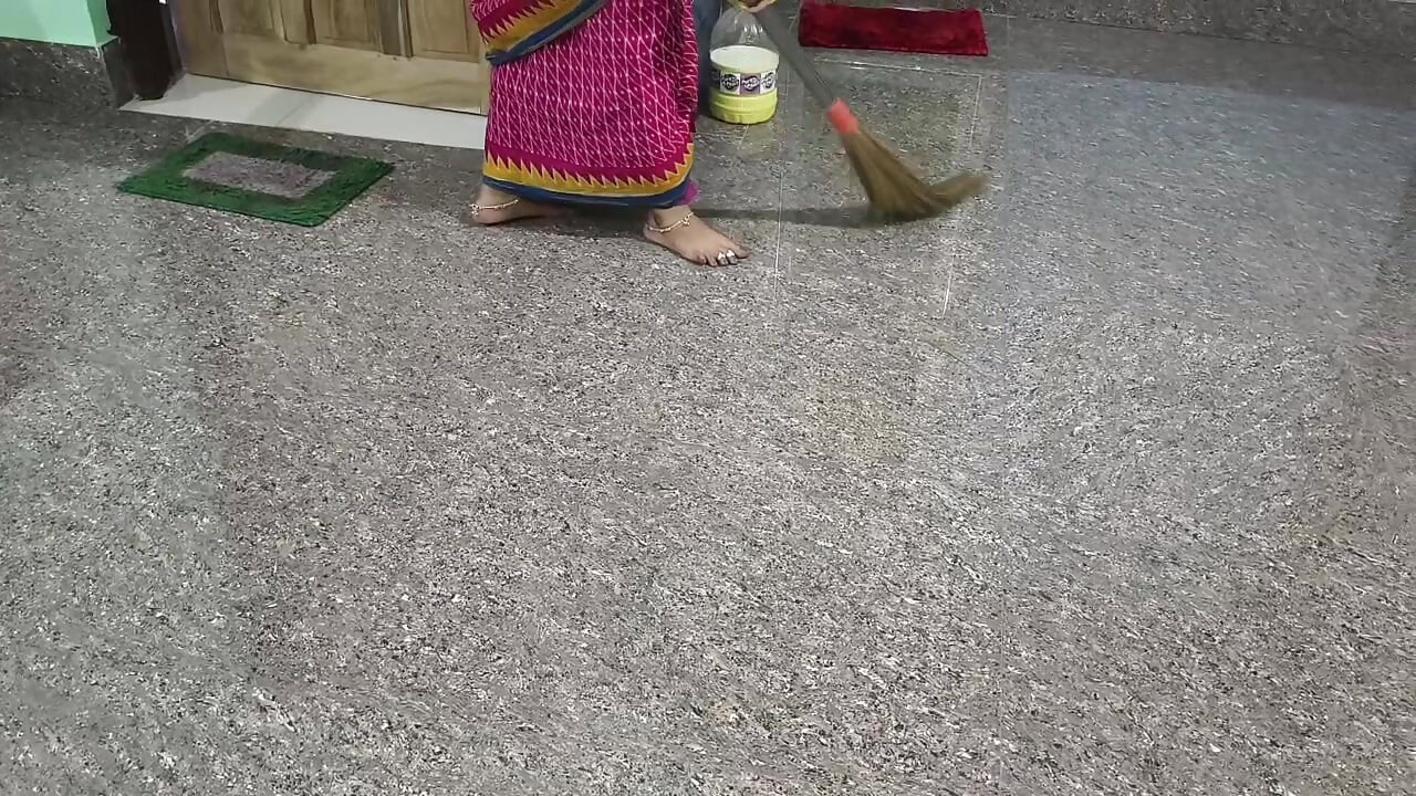 村裡的德西妻子與她的小叔子硬核性愛。當她的丈夫不在家時