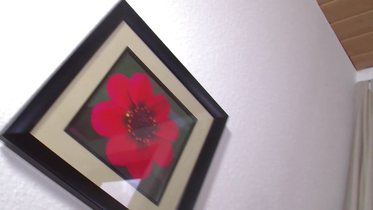 Bucmasta nemačka drolja u čarapama se jebe sa velikim dildom
