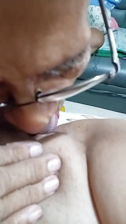 Haar natte en mooie poesje beffen